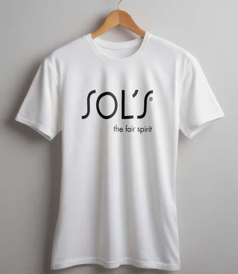 weißes Sols T-Shirt auf einem Bügel